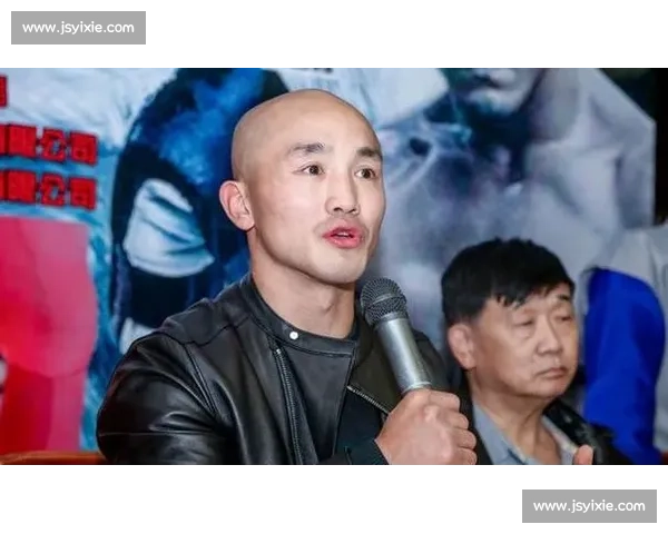 一龙迎战海耶斯胜负悬念升级 两大高手擂台硬碰硬引爆拳迷期待